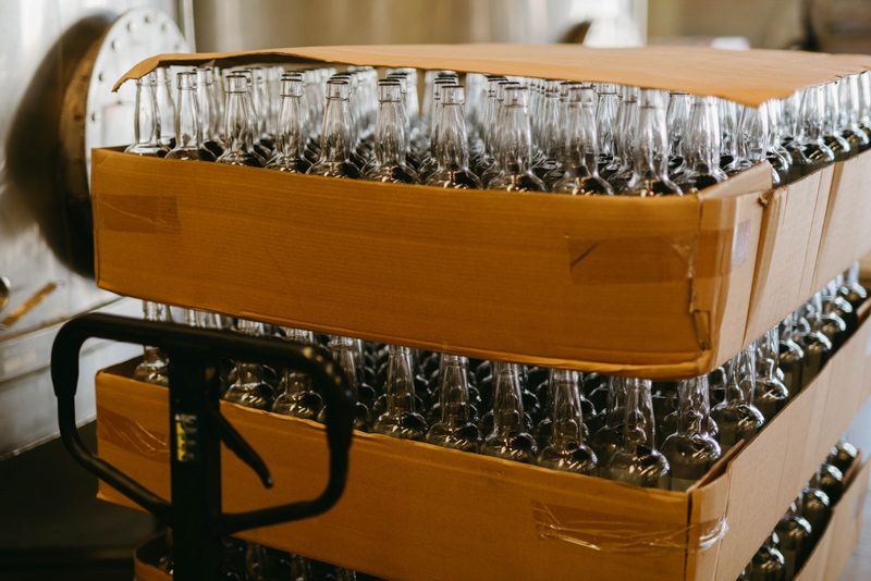 Trays auf dem Hubwagen
